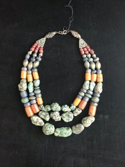 null Lot de deux colliers : un collier de perles de métal et pierres à trois rangs...