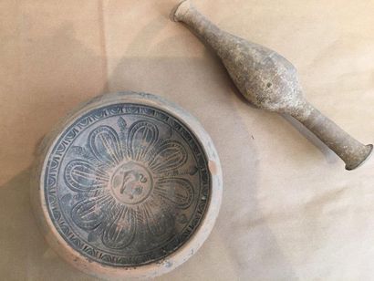null Lot comprenant :
- un moule à bol en terre cuite
Epoque romaine
D. 15,7 cm
-...