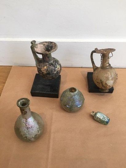 null Lot de verres antiques dont deux pichets à anse
Époque romaine et islamique
H....
