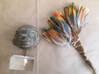 null Lot comprenant une tête de singe maya en terre cuite et un plumet cérémoniel...
