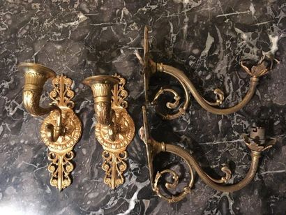 null Ensemble de quatre bras de lumière en bronze ciselé et doré. XIXe siècle