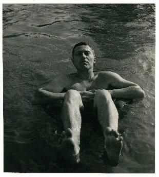 ESTHER BUBLEY (1921-1998) John dans sa piscine, Armonk, NY Tirée par l'artiste pour...