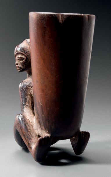 null PORTEUSE DE COUPE-TABATIÈRE TSHOKWÉ, STYLE DE L'EXPANSION, ANGOLA
Bois
H. 9,5...