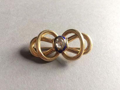 null Broche nœud en or jaune 750/°° Ornée d’un diamant ovale d environ 0.8 ct et...