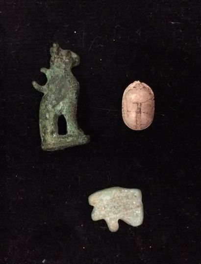 null Trois petits élements égyptiens : un chat en bronze, un scarabée, un opeil d'horus...