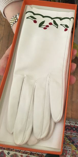 null HERMES - Femme, paire de gants en cuir blanc, à décor brodé de cerises