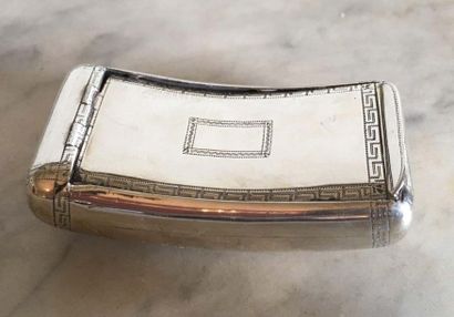 null Boîte à profil cintré en argent (800/°°) A décor de frises de grecques, l intérieur...