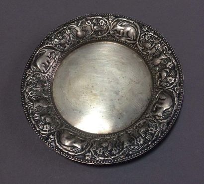 null Ensemble de quatre soucoupes en argent (800/°° et 950/°°) La première, italienne,...