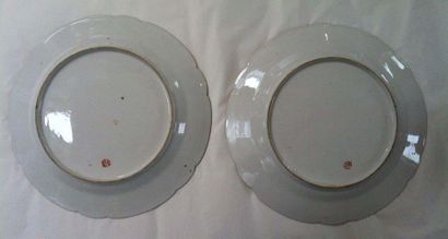 null PARIS Deux assiettes à bord contourné en porcelaine à décor polychrome et or...