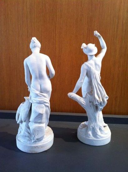 null PARIS Deux figures en biscuit de porcelaine dure représentant Léda et le Cygne...
