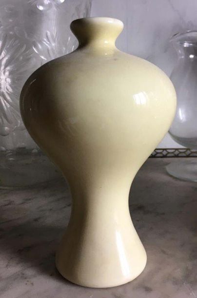 null Vase de forme balustre DIOR En céramique à glaçure jaune, la panse sinueuse...