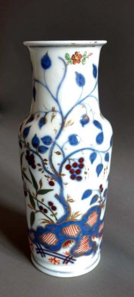 null Ensemble composé de: - Un vase en porcelaine de Bayeux à décor polychrome de...