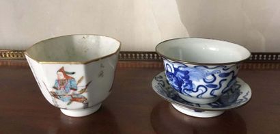null CHINE - Ensemble de deux tasses en porcelaine L une à décor bleu blanc de rinceau,...