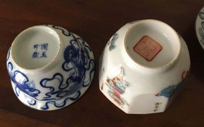 null CHINE - Ensemble de deux tasses en porcelaine L une à décor bleu blanc de rinceau,...