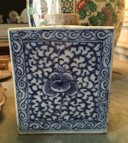 null CHINE - Vase en porcelaine A décor bleu blanc d entrelacs, rinceaux en volute...