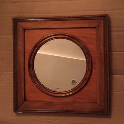 null Ensemble de trois miroirs : l'un de forme rectangulaire à encadrement de baguettes...