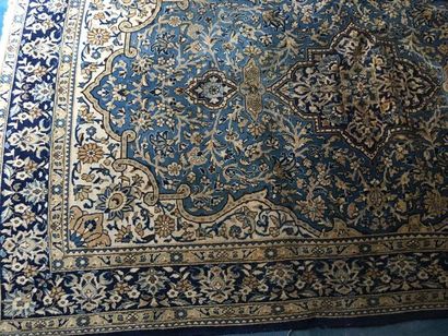 null Grand tapis persan à fond bleu à décor de rinceaux et oiseaux