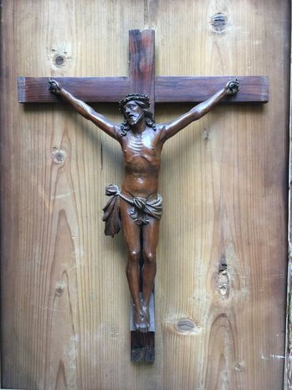 null ECOLE FRANCAISE DU XVIIIe SIECLE Christ en croix Sculpture en noyer encadrée...