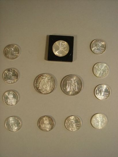 null Lot de pièces en argent 900/00:
-2 pièces de 50 fr 1974 et 1975 Poids de chacune:...