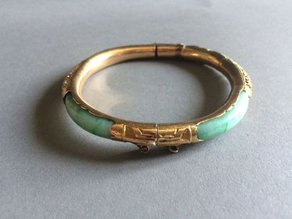 null Bracelet jonc en or jaune 14k (585) et jade. Ornement de dragons stylisés.
Travail...