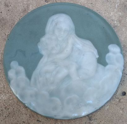 CAMILLE THARAUD (1878-1956) Médaillon représentant la Vierge à l'Enfant
Porcelaine
Signée...