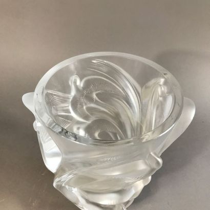 LALIQUE FRANCE Vase en verre pressé moulé, " Les Martinets " (légères rayures sous...