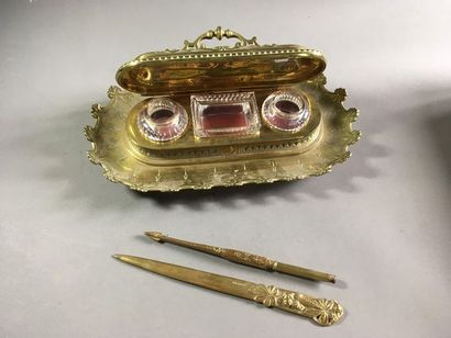 null Encrier de bureau
En bronze doré, de forme ovale, à décor de rinceaux et rosaces,...