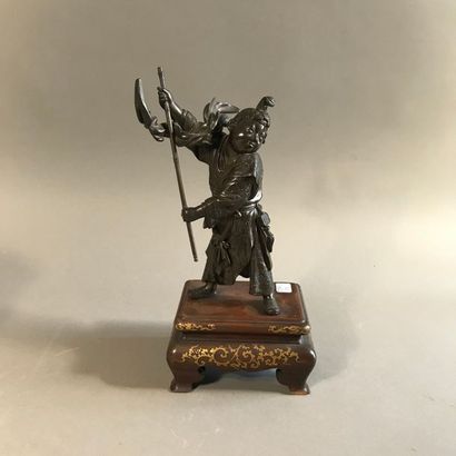 Statuette en bronze à patine foncée représentant...