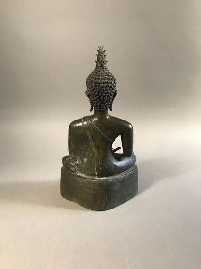 null Bouddha en bronze patiné, socle en bois noirci
Thaïlande XVII/XVIII