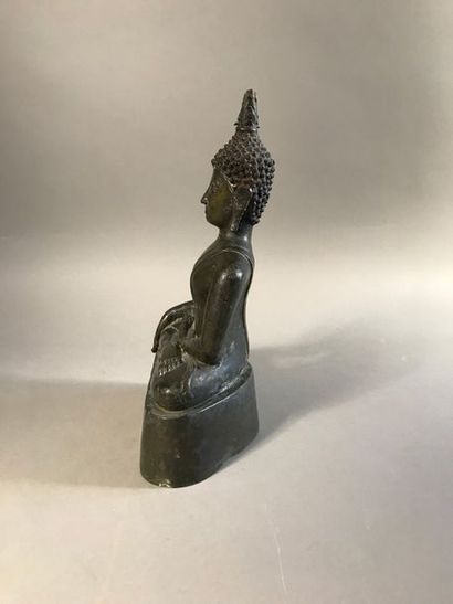null Bouddha en bronze patiné, socle en bois noirci
Thaïlande XVII/XVIII