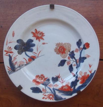 CHINE Deux assiettes et une coupe
Porcelaine à décor polychrome d'éléments végétaux
XVIIIème...