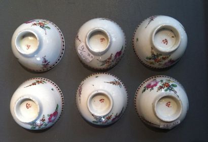 VENISE Six bols et six soucoupes en porcelaine à décor polychrome de bouquets de...
