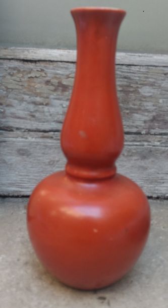 Petit vase balustre en porcelaine rouge H....