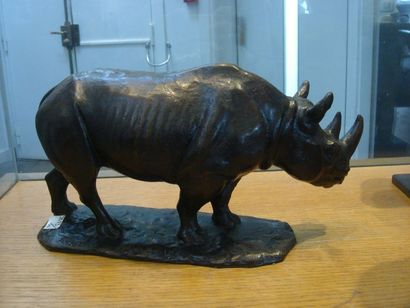 ARNOLD HUGGER Rhinocéros
Bronze à patine brun-rouge
H. 15 cm - L. 27,5 cm - l. 10...