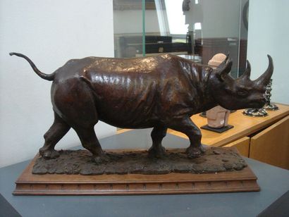 Rhinocéros Bronze à patine brun-rouge H....