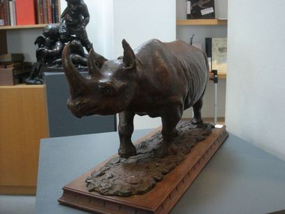 null Rhinocéros
Bronze à patine brun-rouge
H. 19 cm - L. 40,5 cm - l. 12 cm
Vers...