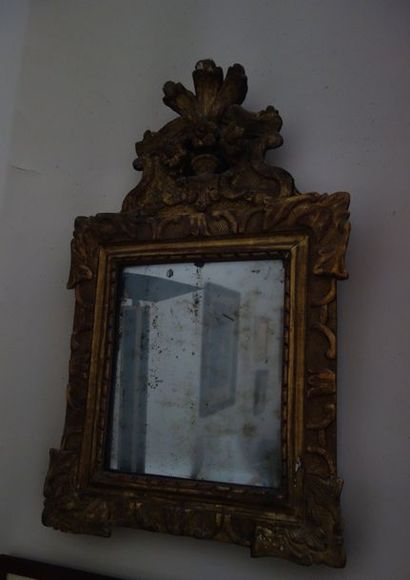 null Miroir en bois sculpté et doré
Surmonté d'un fronton à décor rocaille
Epoque...