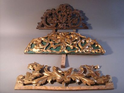 null Bel ensemble de frontons de miroirs 12 en bois sculpté et dorés dont 1 en bronze
XVIII...