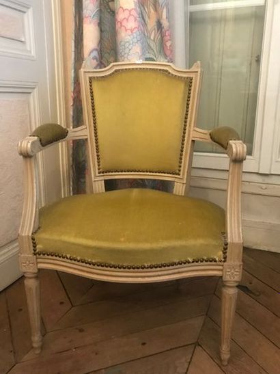  Fauteuil médaillon et chauffeuse en bois laqué blanc de style Louis XVI On joint...