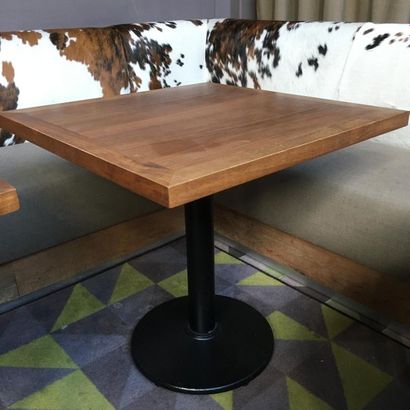 Suite de trois tables carrées en bois, piètement...