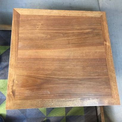  Suite de trois tables carrées en bois, piètement tubulaire 70 x 70 cm