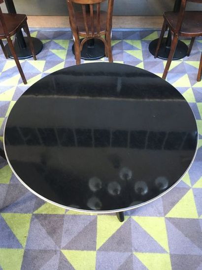  Table ronde noire, bois laqué, piètement quadripode D. 80 cm