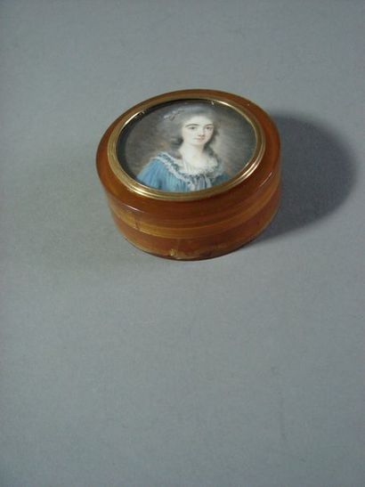 Ecole Francaise vers 1780 Portrait de jeune fille en robe bleue bordée de voile plissé
Miniature...