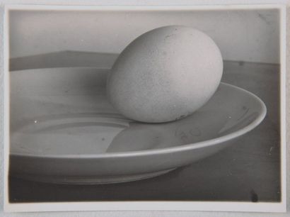 null Nature morte à l'oeuf (Egg on a plate), 1950-1954
Épreuve argentique sur papier...