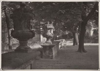 null Vasques ornementales dans le Jardin Royal (Ornamental urns in the Royal Garden),...