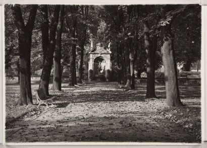 null Fontaine au bout d'une avenue d'arbres, Jardin Royal (Fountain and avenue of...