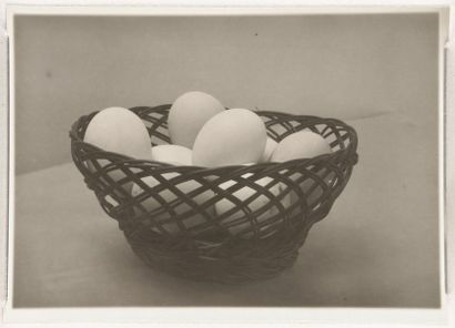 Oeufs dans panier en osier (Eggs in basket),...