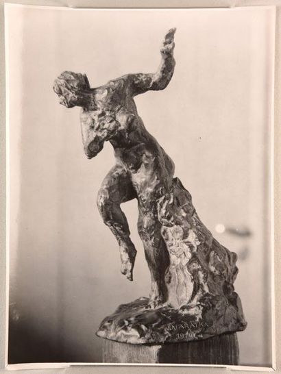 null Reproductions d'oeuvres du sculpteur Josef Maratka pour une monographie paru...