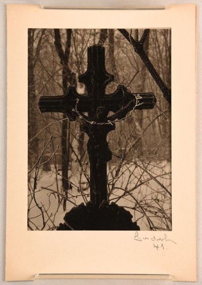null Crucifix et couronne d'épines sous la neige dans le cimetière de Mala Strana...