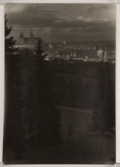 null Vue de Prague au crépuscule (View of Prague at dusk), 1965
Grande épreuve argentique...
